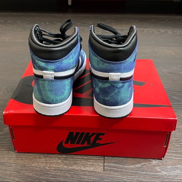 NIKE Women's Air Jordan 1 Retro High OG 'Tie-Dye' - Picture 9 of 12